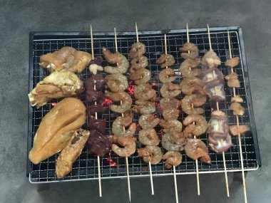 Izgara ızgarada sebzeli leziz et, dumanlı ızgara ve yeşil çimenlerde alevler..