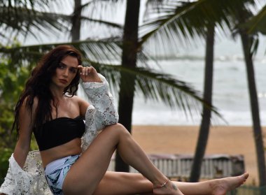 Otelde biraz dinlenmenin tadını çıkarıyorum.