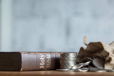 Kutsal İncil, defter ve kalemle ahşap masada, boşluğu kopyala.