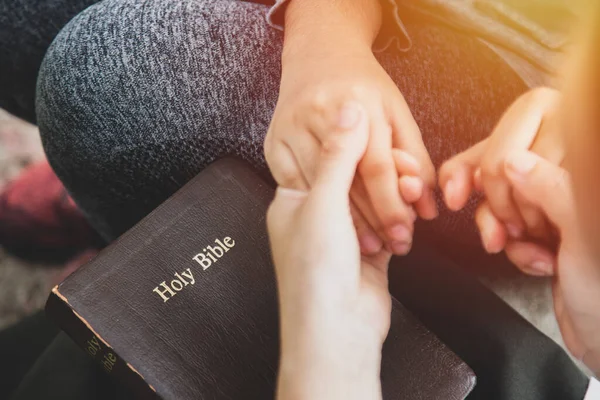 Duas Mulheres Dão Mãos Rezam Enquanto Estudam Bíblia Conceito Cristão — Fotografia de Stock