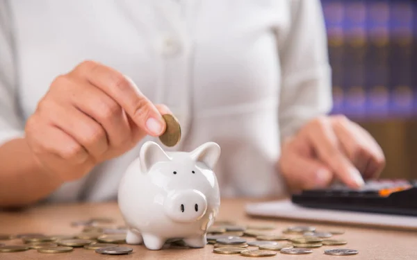 Vrouw Die Geld Varkentje Steekt Geld Besparen Besparing Van Geld — Stockfoto