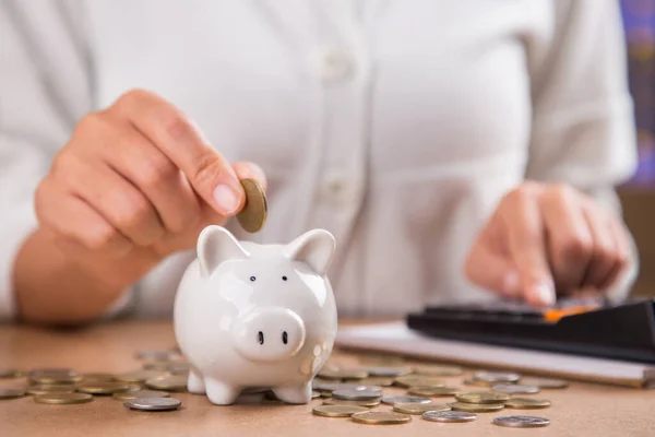 Vrouw Die Geld Varkentje Steekt Geld Besparen Besparing Van Geld — Stockfoto