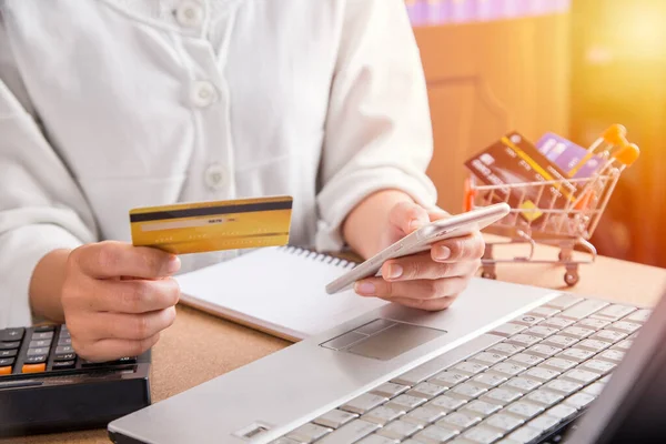 Mujer Con Tarjeta Crédito Ordenador Portátil Concepto Compras — Foto de Stock