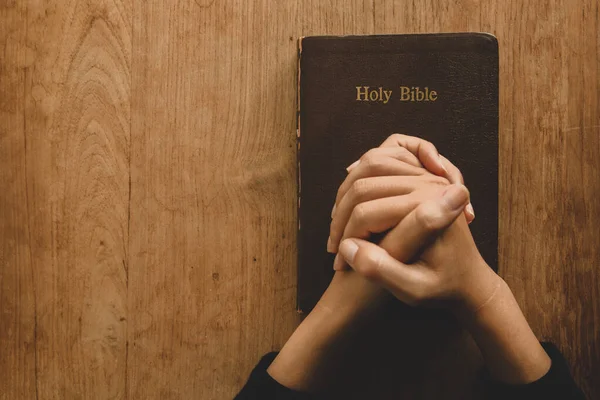 Mujer Con Biblia Rezando Las Manos Juntas Biblia Sobre Una — Foto de Stock