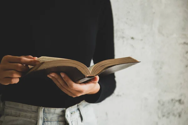 Femmes Lisant Vieux Livre Lourd Sur Fond Blanc — Photo