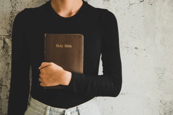 Mujer Sosteniendo Biblia Mañana Espacio Copia Santa Biblia Concepto Iglesia — Foto de Stock