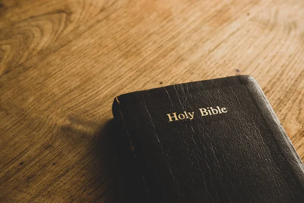 Sagrada Biblia Con Cuaderno Lápiz Sobre Mesa Madera Espacio Para —  Fotos de Stock