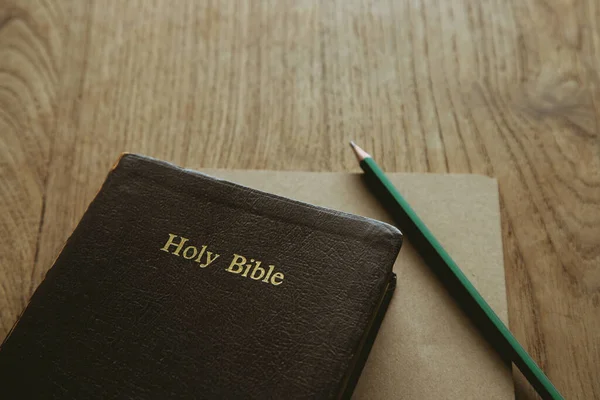 Sagrada Biblia Con Cuaderno Lápiz Sobre Mesa Madera Espacio Para —  Fotos de Stock
