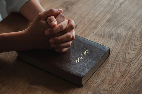 Женщина Библией Молится Руки Скреплены Вместе Библии Деревянном Столе — стоковое фото