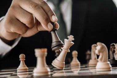 Rekabet başarısı oyununda satranç figürünün el hareketi. strateji, yumuşatılmış retro etkisi.