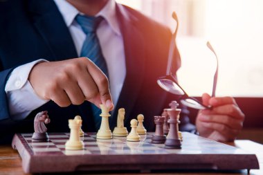 Rekabet başarısı oyununda satranç figürünün el hareketi. strateji, yumuşatılmış retro etkisi.