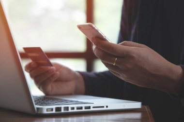 Bilgisayar alışverişi yapan genç. İnternet bankacılığı, para harcamak, ev konseptinden çalışmak.