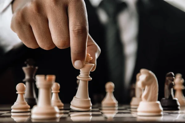 Egy Üzletember Keze Aki Sakkfigurát Mozgat Verseny Sikerjátékában Stratégia Tónusos — Stock Fotó