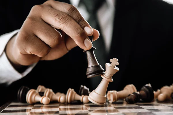Rekabet başarısı oyununda satranç figürünün el hareketi. strateji, yumuşatılmış retro etkisi.