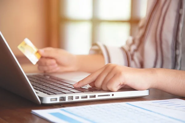 Joven Con Las Compras Computadoras Línea Banca Por Internet Gasto — Foto de Stock