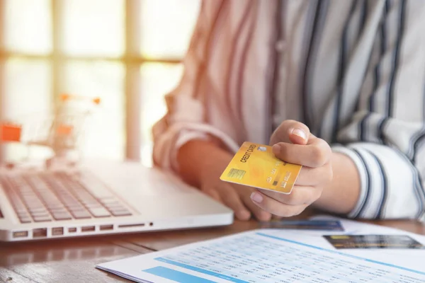 Joven Con Las Compras Computadoras Línea Banca Por Internet Gasto — Foto de Stock