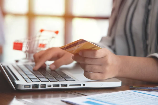 Joven Con Las Compras Computadoras Línea Banca Por Internet Gasto — Foto de Stock