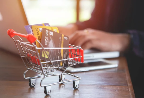 Joven Con Las Compras Computadoras Línea Banca Por Internet Gasto — Foto de Stock