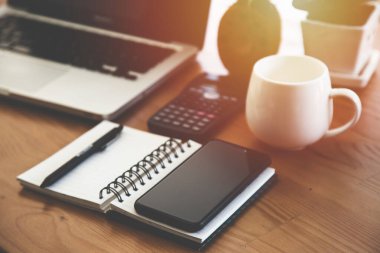 Ofiste dizüstü bilgisayarla çalışan bir iş adamı, iş adamının elini kapatır.. 