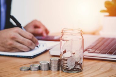 Yazı-tura maliyeti ve finansmanı olan bir iş adamı. konsept fikir tasarrufu finans.