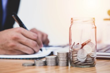 Yazı-tura maliyeti ve finansmanı olan bir iş adamı. konsept fikir tasarrufu finans.