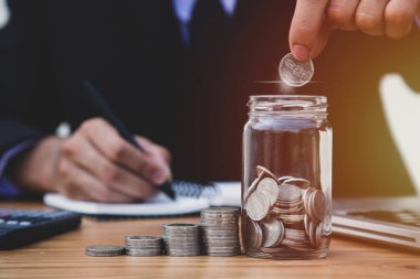 Yazı-tura maliyeti ve finansmanı olan bir iş adamı. konsept fikir tasarrufu finans.