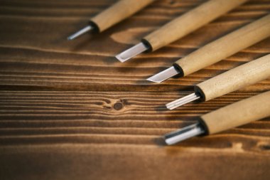 Ahşap kesme seti, ahşap arka planda heykel aletleri.