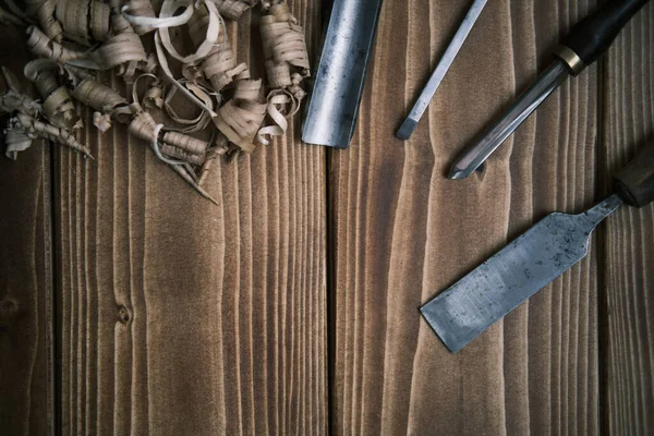 Ovanifrån layout av en uppsättning trä stämjärn för snida trä, skulptur verktyg på trä bakgrund Stockbild