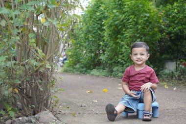 Doğayla Gülümseyen Şirin Çocuk.