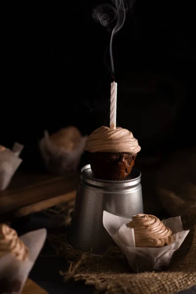 Cupcake Coklat Dengan Lilin Dari Mana Asap Keluar Pada Latar — Stok Foto