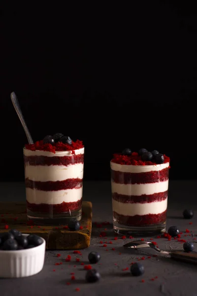 Kue Dalam Gelas Sepele Beludru Merah Dalam Gelas Dengan Beri — Stok Foto