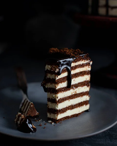 어두운 배경에 초콜릿 케이크 — 스톡 사진