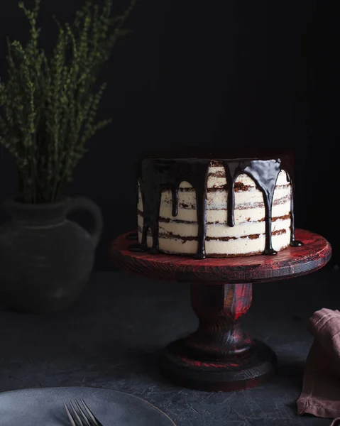 Kue Coklat Berdiri Atas Latar Belakang Gelap Tempat Untuk Teks — Stok Foto