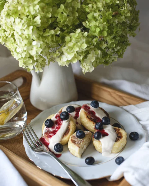 Sarapan Romantis Atas Nampan Dengan Kue Keju Dan Blueberry — Stok Foto