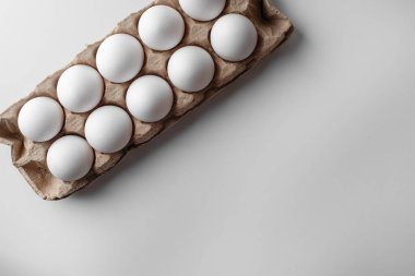 Arka plan olarak birçok taze çiğ tavuk, beyaz yumurta, üst manzara. Metin için yer