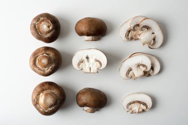 Kraliyet mantarları beyaz bir tabakta kesilmiş. Desen