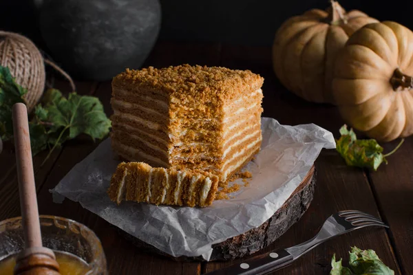 Sweet Homemade Honey Puff Cake Black Table Spices Horizontal — Stock Photo, Image