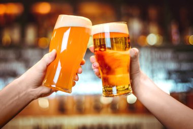 İki arkadaş barda hafif bira gözlük ile kızartma. Güzel arka plan Oktoberfest alanı. ince taneli