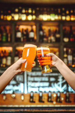 İki arkadaş barda hafif bira gözlük ile kızartma. Güzel arka plan Oktoberfest alanı. ince taneli