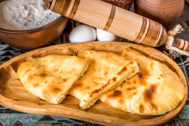 Lezzetli Khachapuri dilimleri ahşap plaka üzerinde