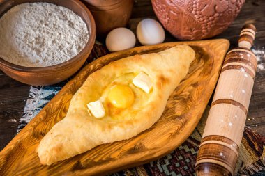 Khachapuri - geleneksel Gürcü peyniri ve yumurta dolu ekmek.