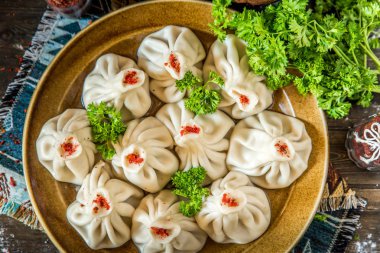 Gürcü köfte Hıngel ile kahverengi plaka üzerinde et ve kırmızı yetkin