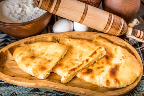 Tasty Khachapuri irisan di piring kayu — Stok Foto