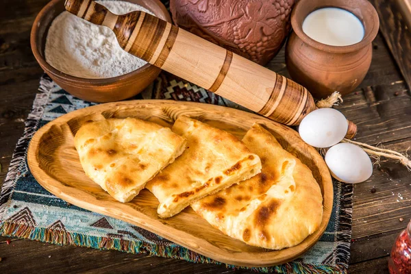 Sabroso Khachapuri rebanadas en placa de madera — Foto de Stock