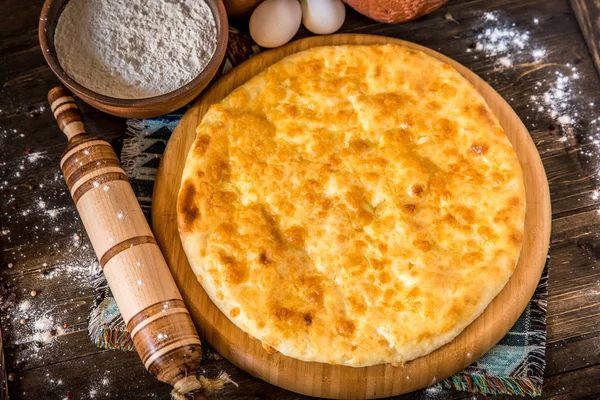 Geleneksel Gürcü khachapuri tablo. Homemade pişirme