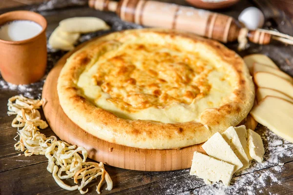 Geleneksel Gürcü khachapuri tablo. Homemade pişirme