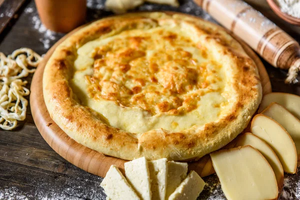 Geleneksel Gürcü khachapuri tablo. Homemade pişirme