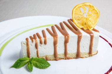 Limonlu cheesecake ile limon dilimi ve çikolata bukleler