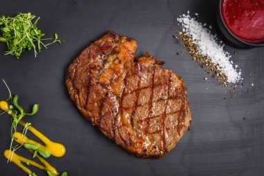 siyah tablo taze kızarmış biftek