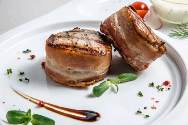 Grilované steaky filet mignon zabalené slanina — Stock fotografie